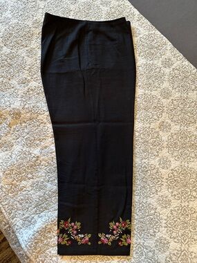 Dress Barn linen/rayon Black Capris with Floral Embroidery at leg bottoms